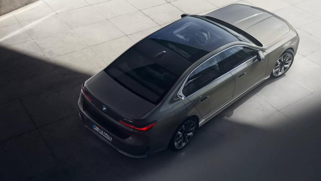 Vue avant de la BMW i7 électrique garé