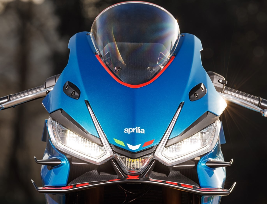 Aprilia RS 660 vue de face avec feux allumés