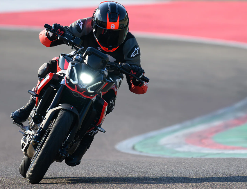 Vue avant de l’Aprilia Tuono 457