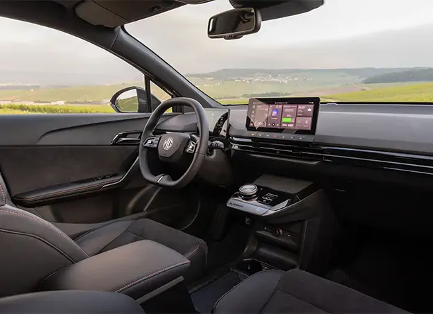 Vue intérieur de la MG4 XPOWER électrique en mouvement