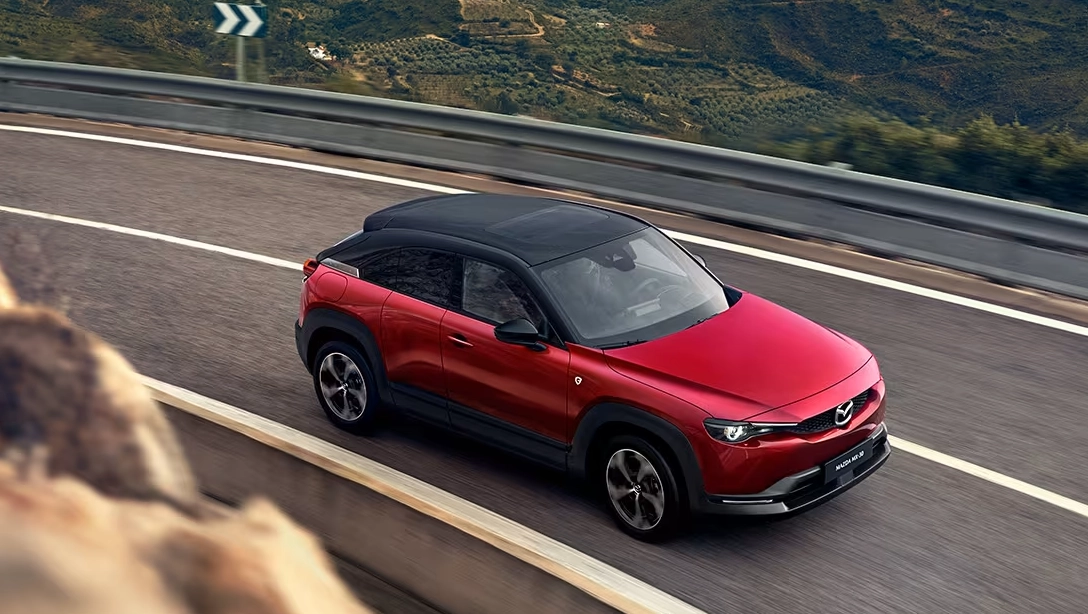 Vue avant du Mazda MX-30 électrique sur fond noir